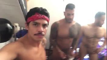 Xxx video gay na orgia com seus amigos malhados.