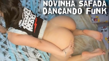 Novinha dançando pelada mostrando sua bucetona