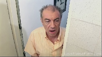 novinha safada mamando a piroca do vovo