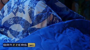 Pegando de quatro a namorada gostosa em cima da cama.