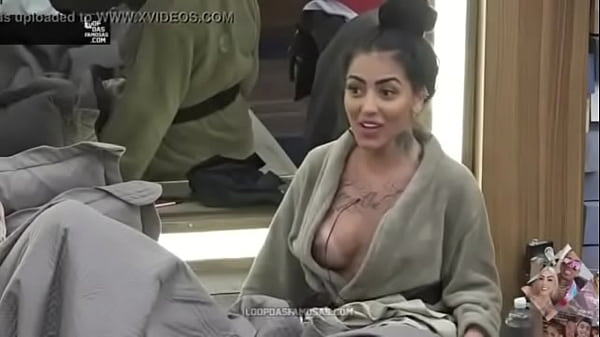 Nathalia Valente Pagando Peitinho