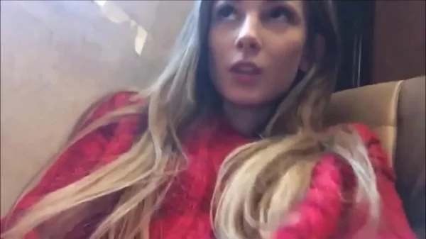 Loirinha exibe a buceta molhada de tesão