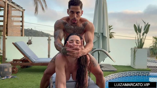 Massagem com óleo vira foda intensa com famosa