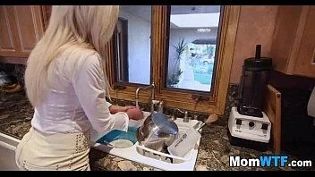 A coroa meteu o pau no novinho na cozinha