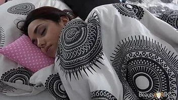 Acordei minha namorada dormindo para chupar sua buceta