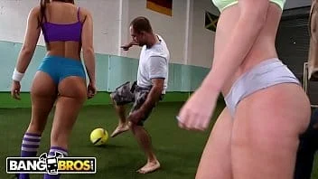 Amigas safadas transam com o treinador