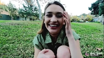 Branquinha gostosa senta no pau com vontade