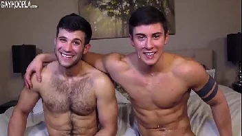 Dois morenos se fodendo muito no vídeo