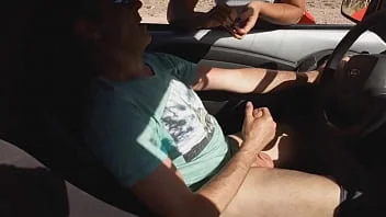 Ela dá em público e goza no carro.