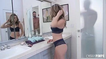 Encharcando a loira no banheiro