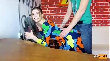 Gostosa gemendo forte enquanto come vestida