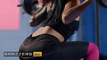 Gostosa malhada leva rola do personal no Xvideos