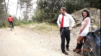 Gostosa safada se exibe e transa no mato