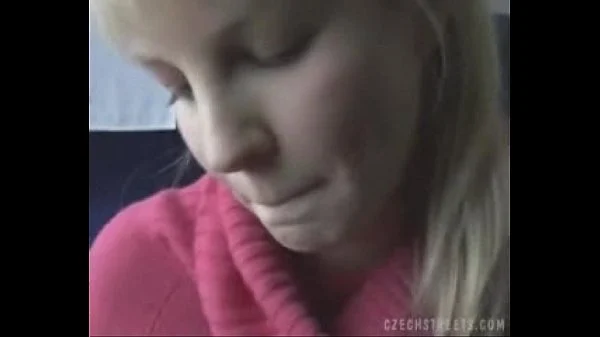 Loira safada dando um boquete incrível