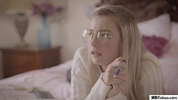 Loirinha exibe a boceta rosada para o amigo