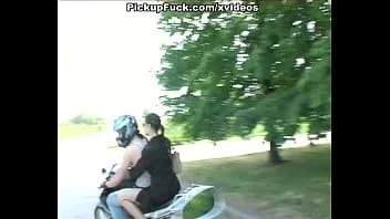 Morena gostosa dá pro tio tarado enquanto lavam a moto