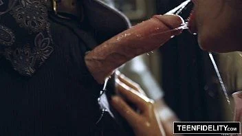 Mulata novinha transando gostoso com amigo