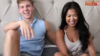 Mulata tesuda gozando de buceta no Pornhub