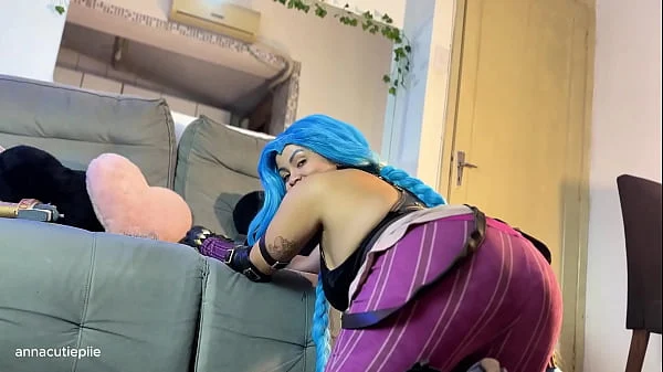 Mulher de Cosplay sente pau dentro