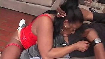 Negra de bucetão dando para macho dotado