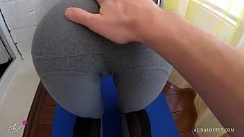 Novinha magrinha sentando forte no pau grande