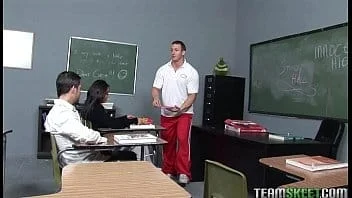 Novinha safada dando a perereca brasileira na sala de aula