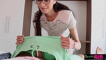 Novinha sapeca transando com o tio no incesto