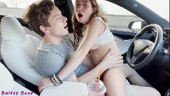 Novinha sentando no carro com força