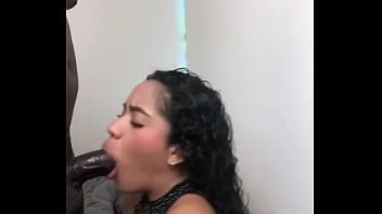 Prima bêbada dá boquete dormindo depois da festa
