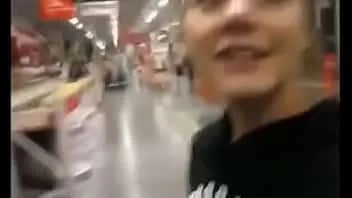 Punheta enquanto mama é a especialidade dessa novinha
