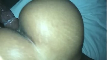 Rabuda gemendo no pau de quatro