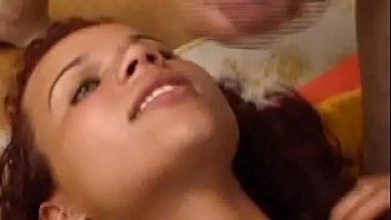 Safado devora ninfeta de olhos verdes
