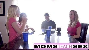 Suruba das safadas dando juntas para um homem
