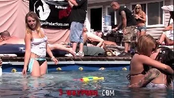 Surubão na piscina com mulheres transando