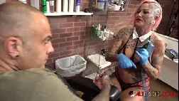 Tatuada dando o cuzinho pro cliente bem dotado no estúdio