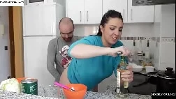 Transando na cozinha: vídeo quente de casal