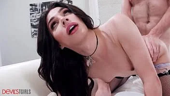Travesti amadora fode de quatro com corno manso
