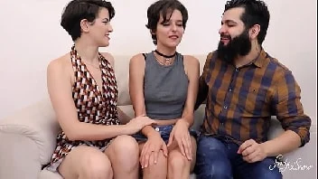 Tres gostosas de cabelo curto rebolem no pau enorme